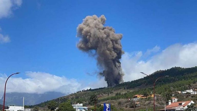 VIDEO | Un vulcan intră în erupţie în La Palma din arhipelagul Canare