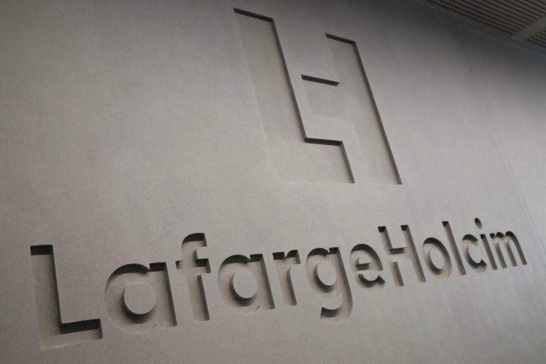 Societatea Lafarge, inculpată pentru crime împotriva umanității. A transferat grupării Stat Islamic 13 milioane de euro pentru a-şi continua activitatea din Siria