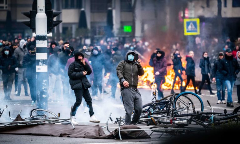 Manifestaţii împotriva restricţiilor sanitare în Olanda, Austria şi Turcia