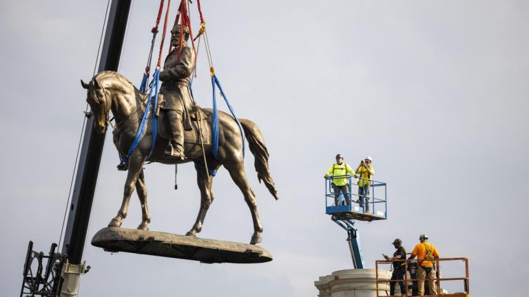 Statuia comandantului confederat Robert E. Lee a fost dată jos de pe soclu din oraşul Richmond, Virginia