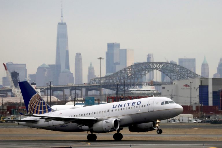 United Airlines va concedia aproape 600 de angajaţi care au refuzat să se vaccineze anti-COVID-19