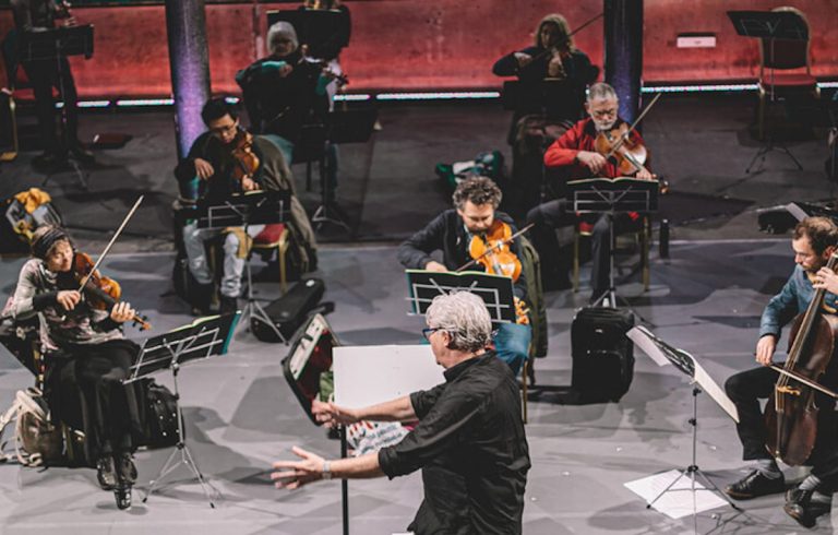 English Touring Opera va concedia 14 muzicieni albi în numele respectului pentru diversitate