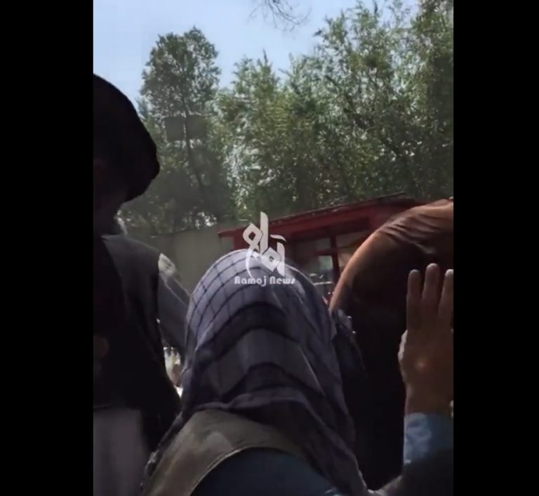 VIDEO | Panică pe străzile din Kabul. Talibanii au deschis focul pentru a împiedica un protest