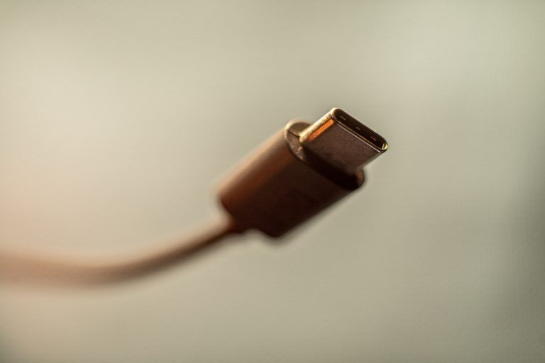 Comisia Europeană propune oficial ca în toate statele membre ale UE să fie folosit portul USB-C# ca mufă de încărcare comună pentru toate telefoanele mobile, tablete sau căști