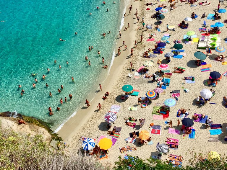 Polițiștii verifică cu o dronă temperatura turiștilor de pe o plajă din Italia