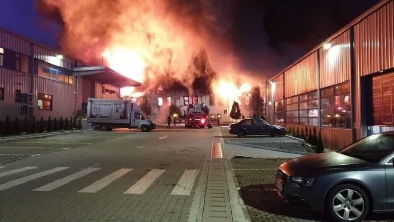 VIDEO | Incendiu de proporții la Cluj-Napoca. Oamenii, sfătuiți să stea în case