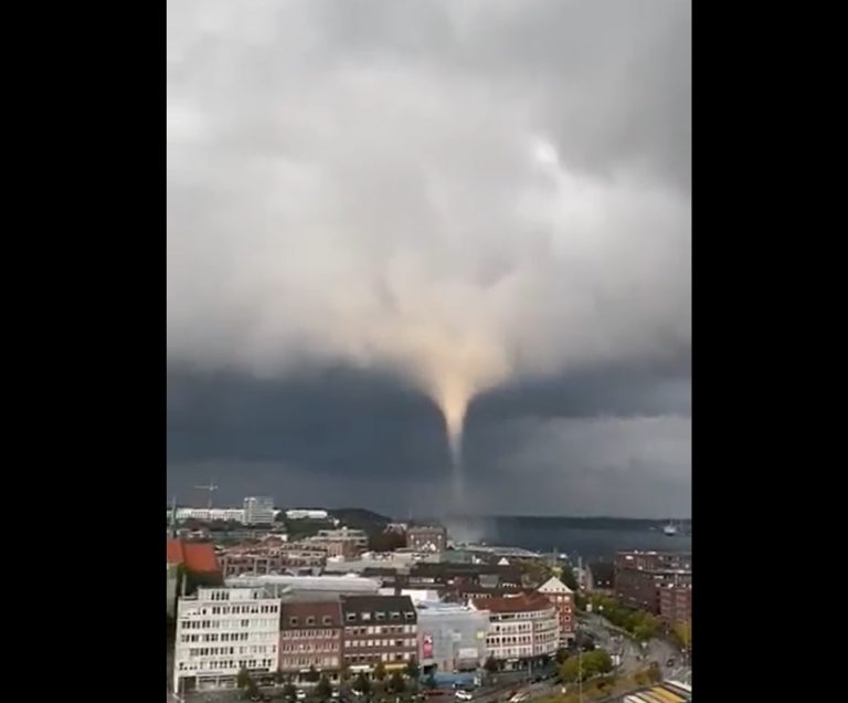 VIDEO | O tornadă marină a ajuns pe uscat în Germania. Mai multe persoane au fost aruncate în apă
