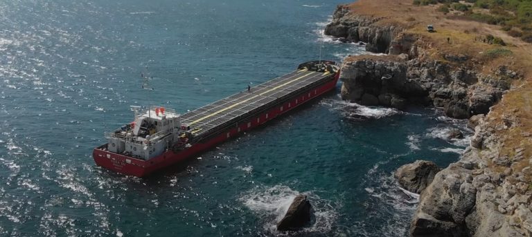 VIDEO | Pericol de dezastru ecologic în Marea Neagră. O navă cu îngrășăminte chimice, eșuată pe coasta bulgară