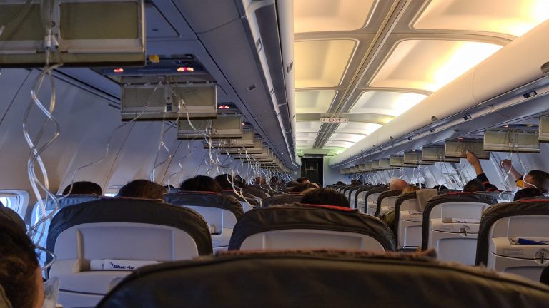 VIDEO | Un avion Blue Air, depresurizat înainte de aterizare la București. Măștile de oxigen s-au activat
