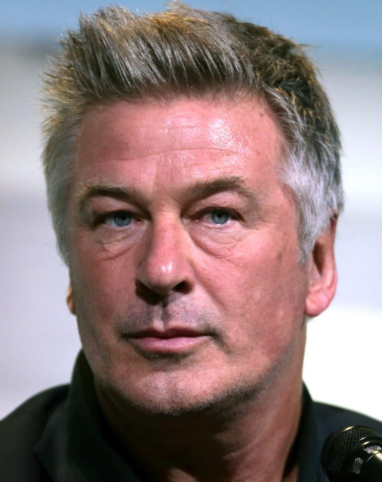 Raportul despre împuşcătura fatală a lui Alec Baldwin asupra Halynei Hutchins îl exonerează pe actor. Compania producătoare, amendată