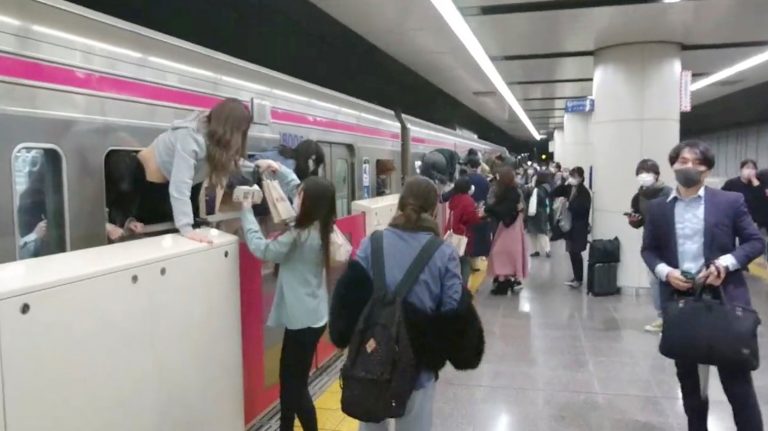 VIDEO | Atac sângeros în metroul din Tokyo. Agresorul era îmbrăcat într-un costum al personajului Joker, fluturând un cuțit lung