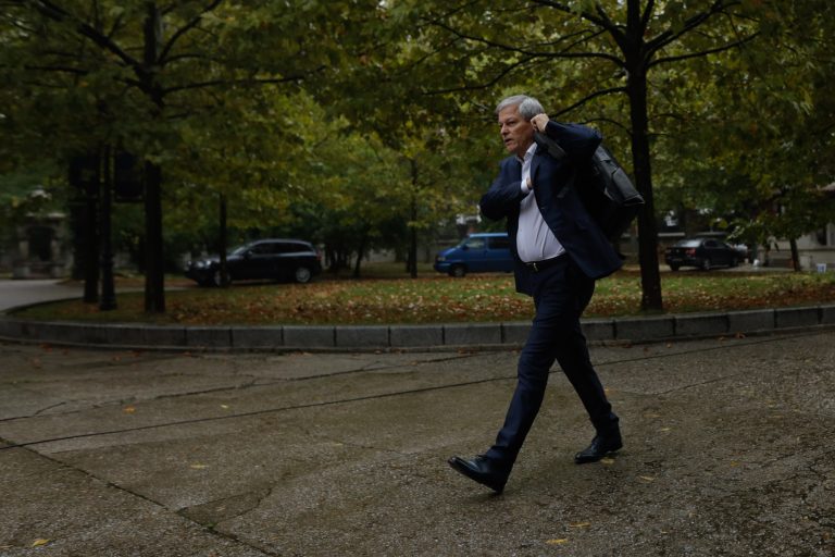 Un taximetrist a refuzat să îl ia pe Dacian Cioloș de la Aeroportul Otopeni / Șoferul a fost amendat