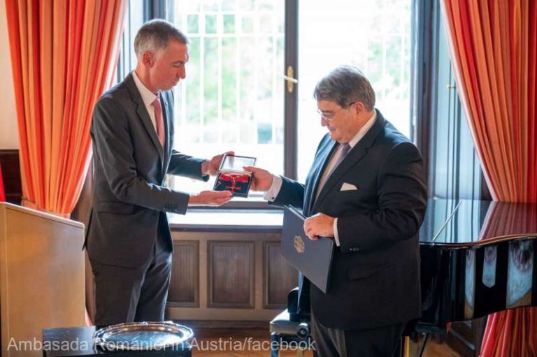 Emil Hurezeanu a primit, la Viena, Marea Cruce a Ordinului de Merit al Republicii Federale Germania