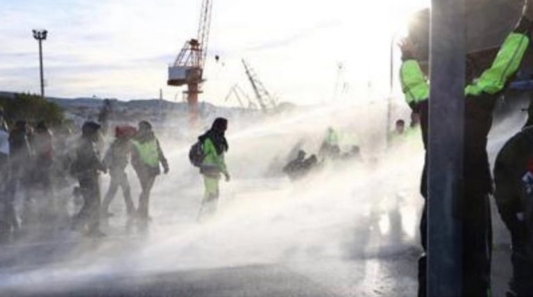 VIDEO | Polițiștii italieni au folosit tunurile cu apă împotriva docherilor din Trieste, care contestă obligativitatea certificatului verde