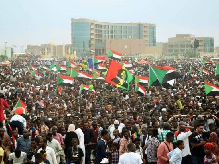 Lovitură de stat în Sudan. Majoritatea miniștrilor, arestați și duși către o „destinație necunoscută”