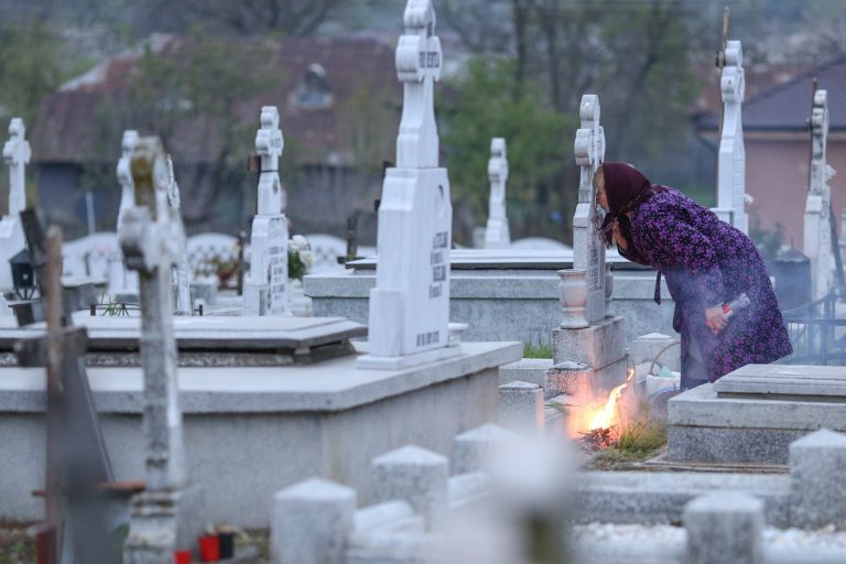 La Oradea, înmormântarea așteaptă o săptămână, deşi a fost suplimentat numărul groparilor