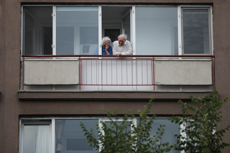 Românii vulnerabili vor primi 1.400 de lei pentru plata facturilor la energie şi vouchere sociale pe întreg anul 2023
