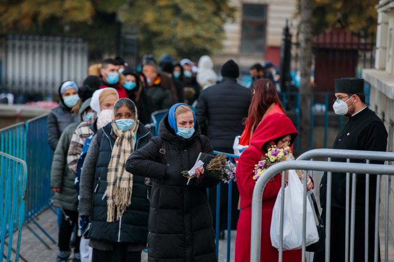 De aproape trei ori mai puțini credincioși la moaștele Sfânta Parascheva decât în ceilalți ani