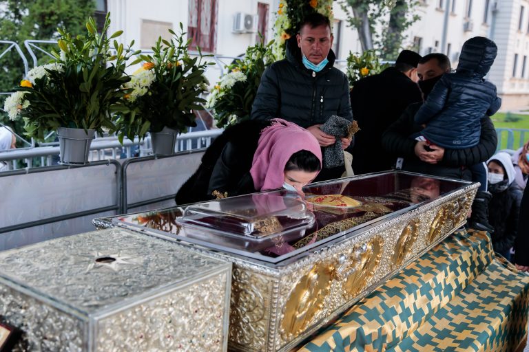 Pelerinajul religios de la Iaşi: 45.000 de oameni s-au închinat la moaşte, iar 2.500 sunt la rând