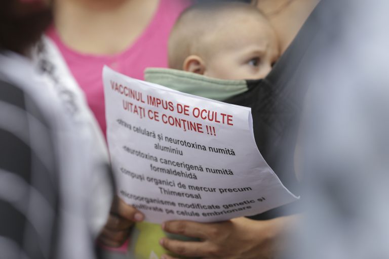 „Nu schimbă ADN-ul și nu dau reacții la 500 de ani de la administrare”. Un medic demontează „încă o inepție” anti-vaccinistă