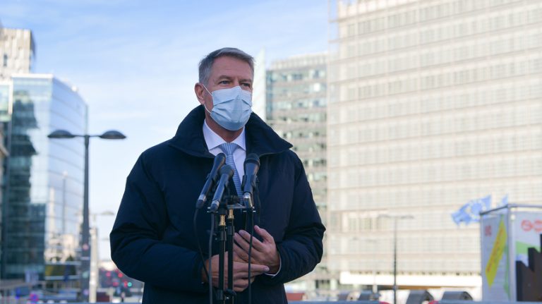 Iohannis a promulgat legea privind plafonarea preţurilor la energie şi gaze