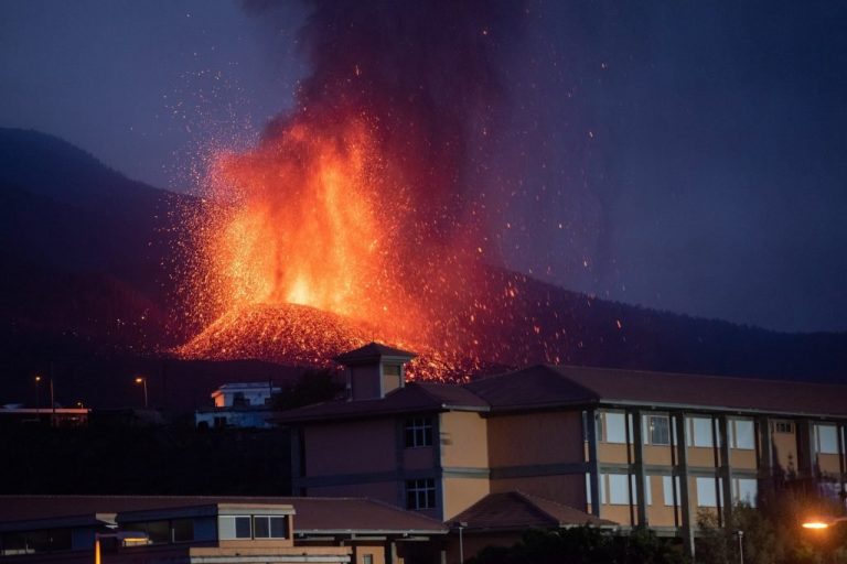 VIDEO | Erupţie vulcanică în La Palma: Mai multe clădiri din apropierea vulcanului Cumbre Vieja, înghiţite de lavă