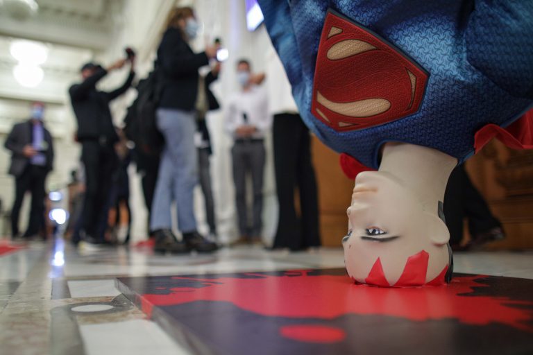 Superman căzut în cap. Cîțu, ironizat de PSD cu o machetă