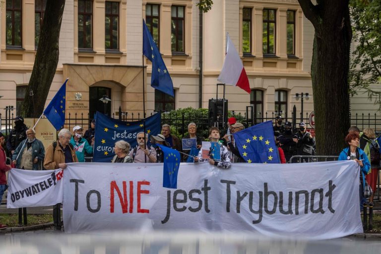 VIDEO | Zeci de mii de polonezi au ieşit la proteste, răspunzând apelului opoziţiei ce consideră că rămânerea Poloniei în UE este ameninţată