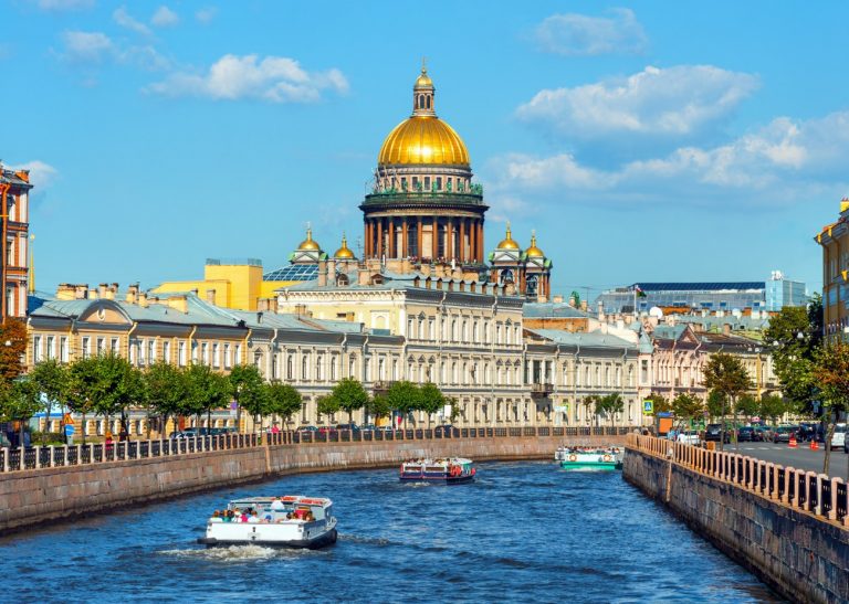 Paşaport sanitar în Sankt Petersburg. Doar cei vaccinați sau testați vor mai putea merge la restaurante și la magazine