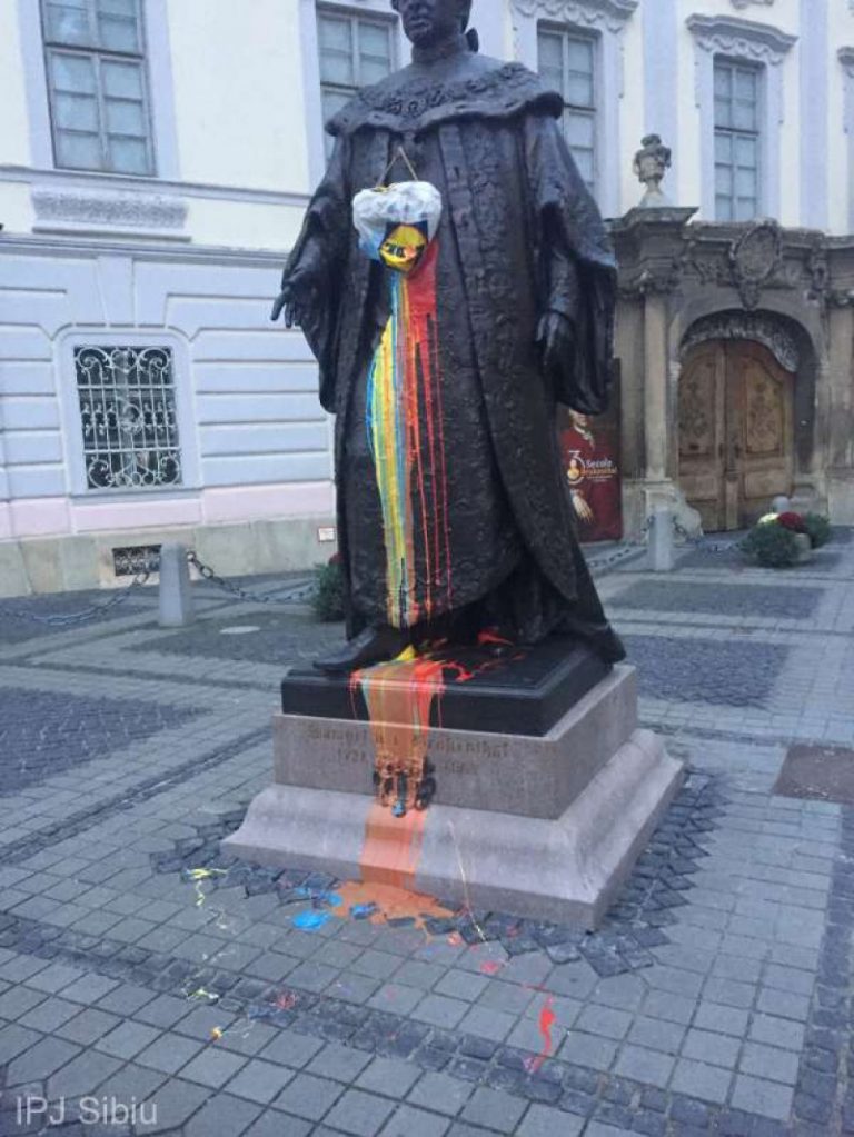 Bărbatul care a mânjit statuia baronului von Brukenthal din Sibiu cu vopsea în culorile tricolorului, căutat de polițiști