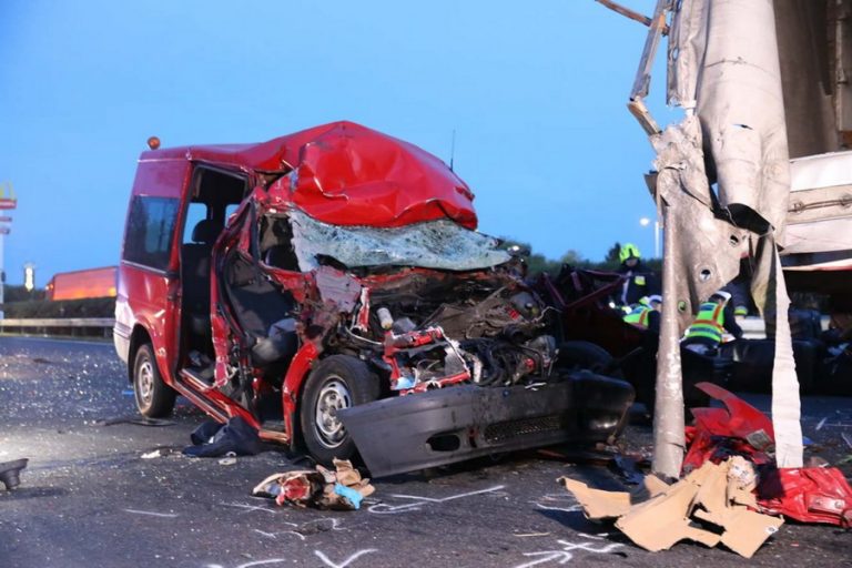 Microbuz românesc implicat într-un accident grav, soldat cu cinci morți, în Ungaria