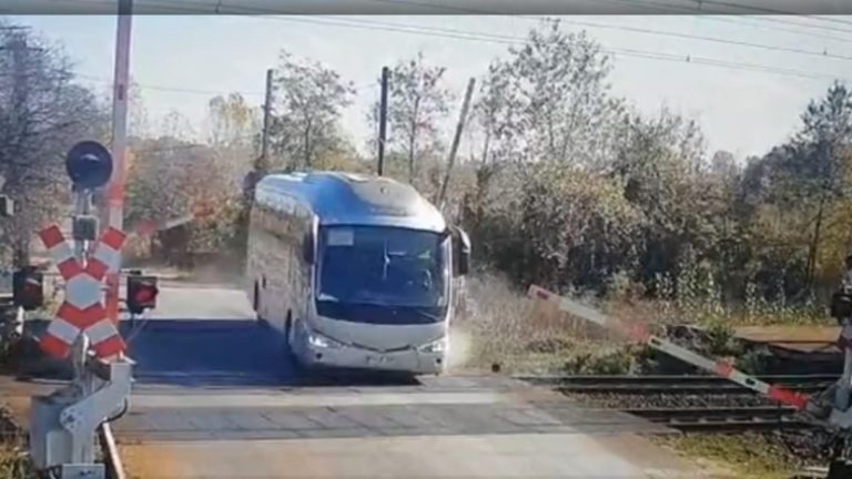 VIDEO | Un șofer a spulberat cu autocarul barierele de la o trecere cu calea ferată în Prahova