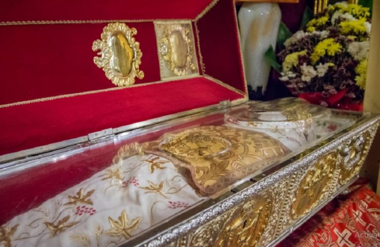 Racla cu sfintele moaşte ale Cuvioasei Parascheva vor fi scoase vineri din Catedrala Mitropolitană şi vor rămâne o săptămână în baldachinul amenajat în curtea lăcaşului de cult