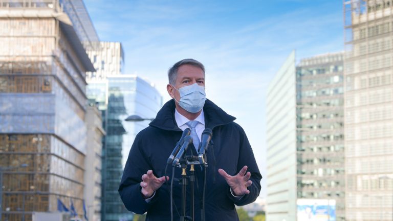 Iohannis, despre rata de vaccinare: „De ce trebuie să dăm ascultare la unii care vorbesc prostii în spaţiul public şi pe Facebook?”