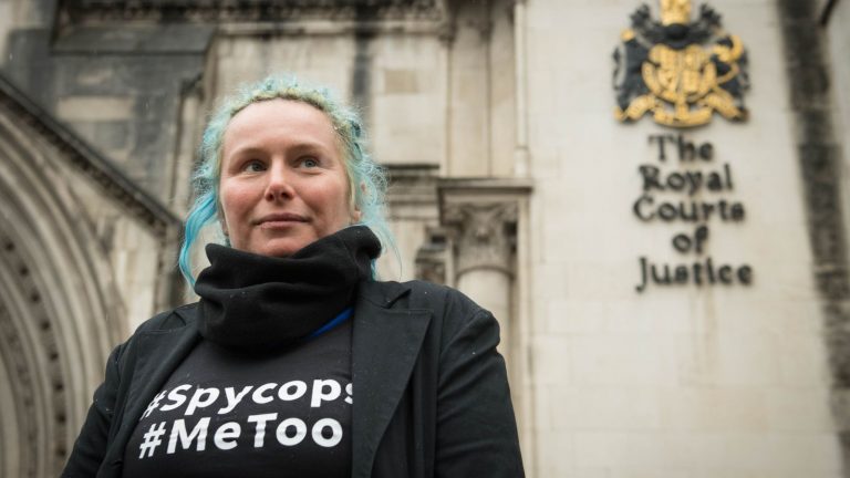O activistă pentru mediu, înşelată să aibă o relaţie cu un ofiţer sub acoperire, a câştigat un proces cu Poliţia londoneză