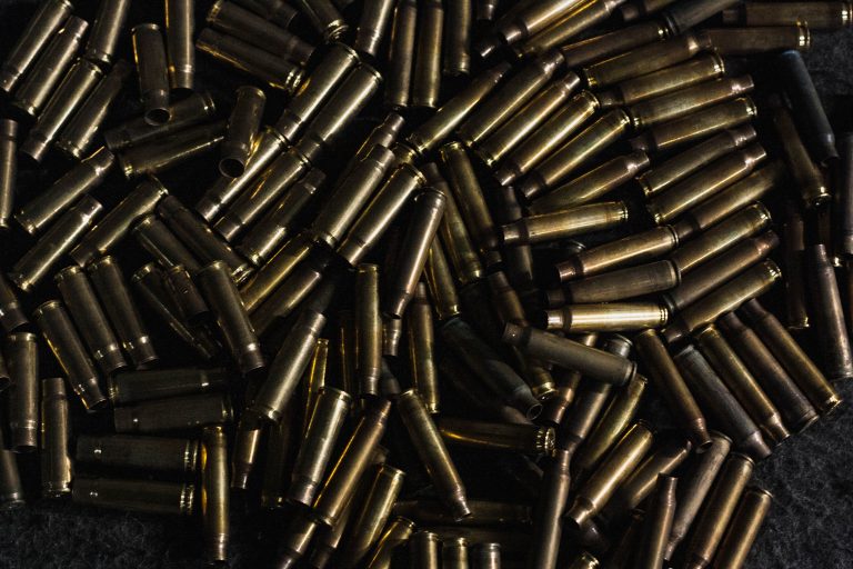 Acuzații de spionaj economic în Bulgaria. Trei angajați străini, arestaţi după dispariţia de documente de la o uzină de armament