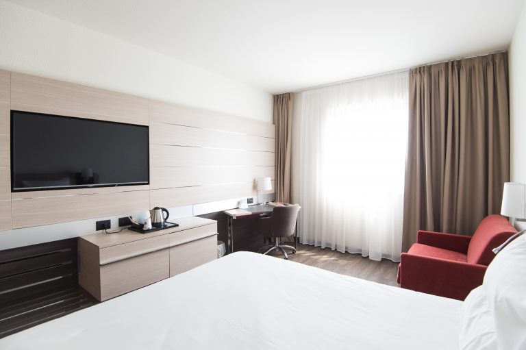 Mulți români si-au anulat vacanțele la munte din cauza restricțiilor. Hotelier din Predeal: 90% din rezervări s-au anulat