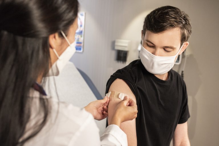 NY Times: Motivul pentru care este recomandată vaccinarea adolescenților doar cu o singură doză