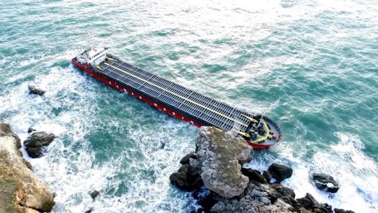 O bombă ecologică în Marea Neagră: Nava cargo Vera Su, care are 3.000 de tone de uree la bord, a început să se scufunde