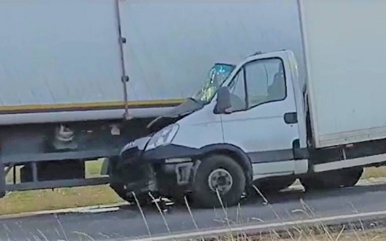 Apel al procurorilor către persoanele care au date despre accidentul din Teleorman, în care un om a murit într-o dubă strivită de două TIR-uri