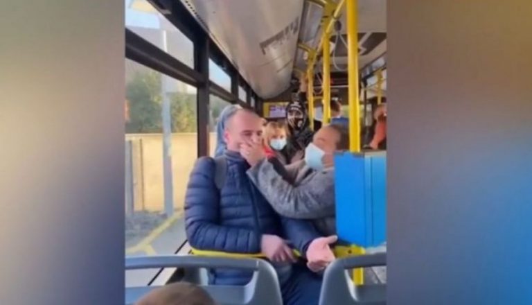 ​​VIDEO | Un bărbat care nu purta mască într-un autobuz din Cluj-Napoca, pălmuit de o femeie