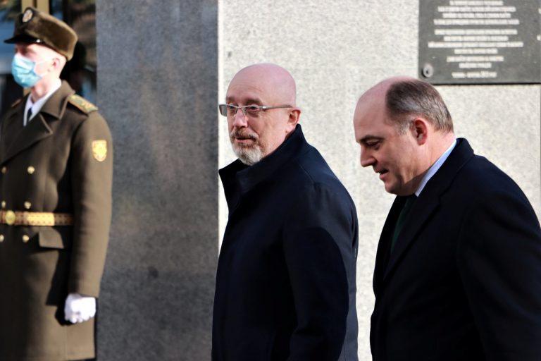 Ministrul britanic al apărării vizitează Ucraina, deoarece persistă îngrijorarea cu privire la mișcările trupelor rusești