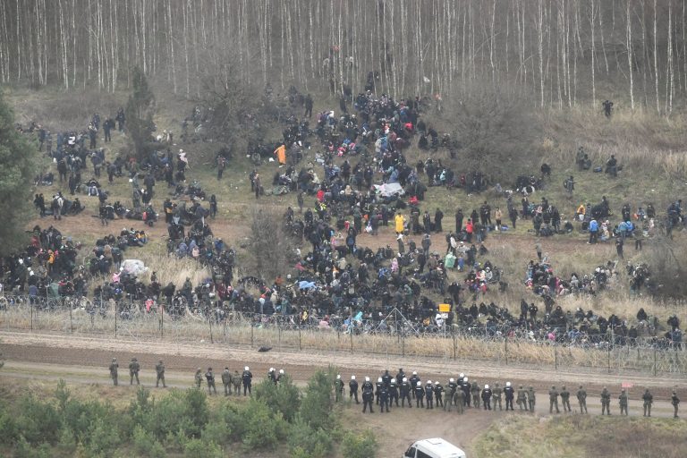 Poliția de frontieră poloneză spune că Belarusul îi echipează pe migranţi pentru a lua cu asalt frontiera