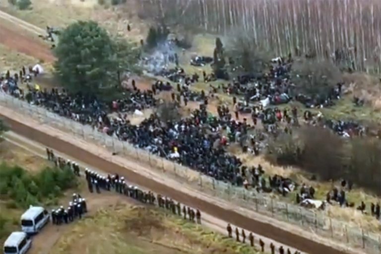 Care este miza politică din spatele dramei migranților de la frontiera Poloniei cu Belarusul. O analiză Politico
