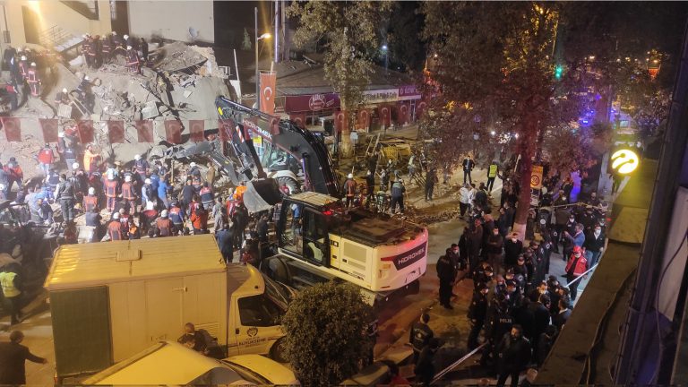 VIDEO | Peste 20 de persoane supravieţuiesc în urma surpării unui imobil în estul Turciei
