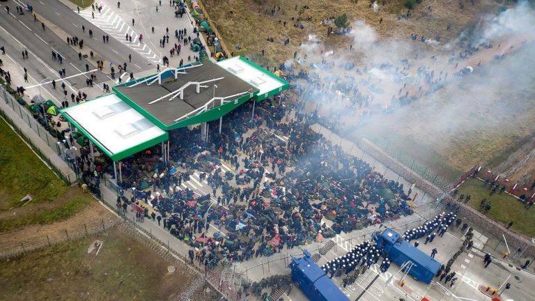 Premierul Poloniei, despre criza migranților: Cea mai mare tentativă de destabilizare a Europei de după Războiul Rece