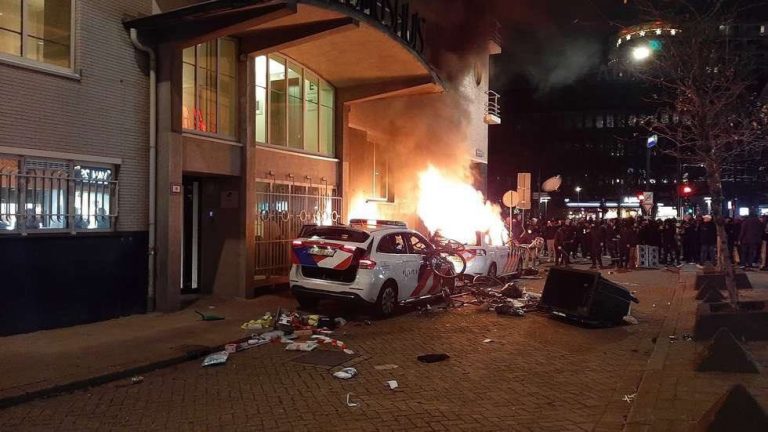 VIDEO | Revoltă civilă la Rotterdam față de noile restricții COVID. Poliția a folosit tunuri cu apă, mai multe persoane rănite