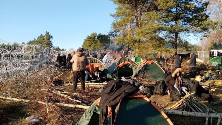 Peste 230 de migranţi au încearcat să treacă, în forţă, frontiera din Belarus în Polonia, după ce au distrus o porţiune a unui gard de sârmă ghimpată