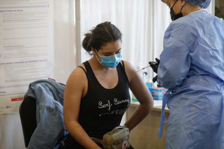 Experți sud-africani: Vaccinurile împiedică Omicron să provoace o formă gravă de Covid-19
