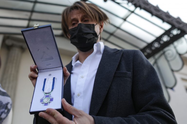 „Urma să avem un preşedinte care ţine cu ţara. Ghinion”. Marius Manole a înapoiat la Cotroceni decoraţia Ordinul Meritul Cultural în grad de Cavaler